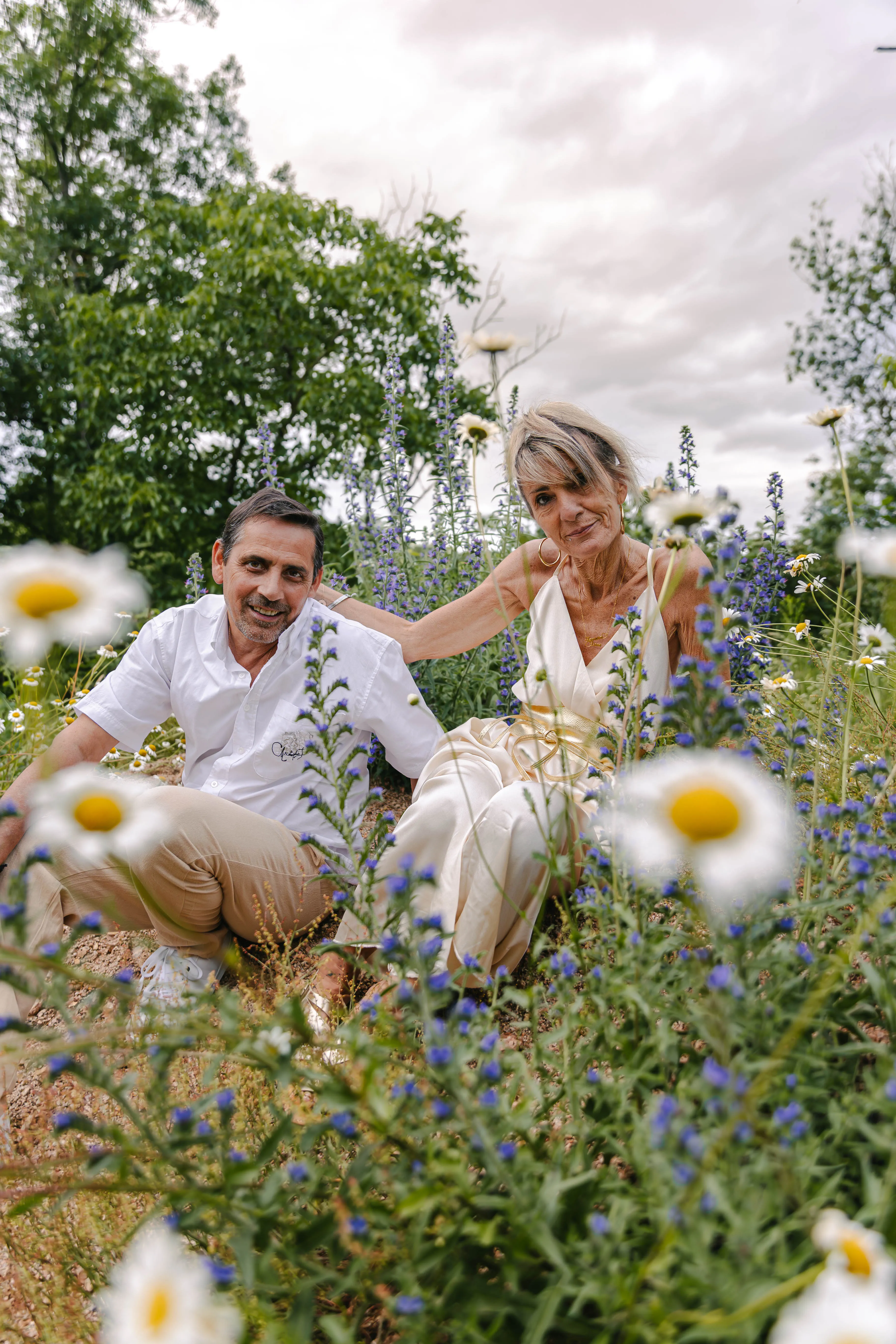 photo d'un couple dans la forêt