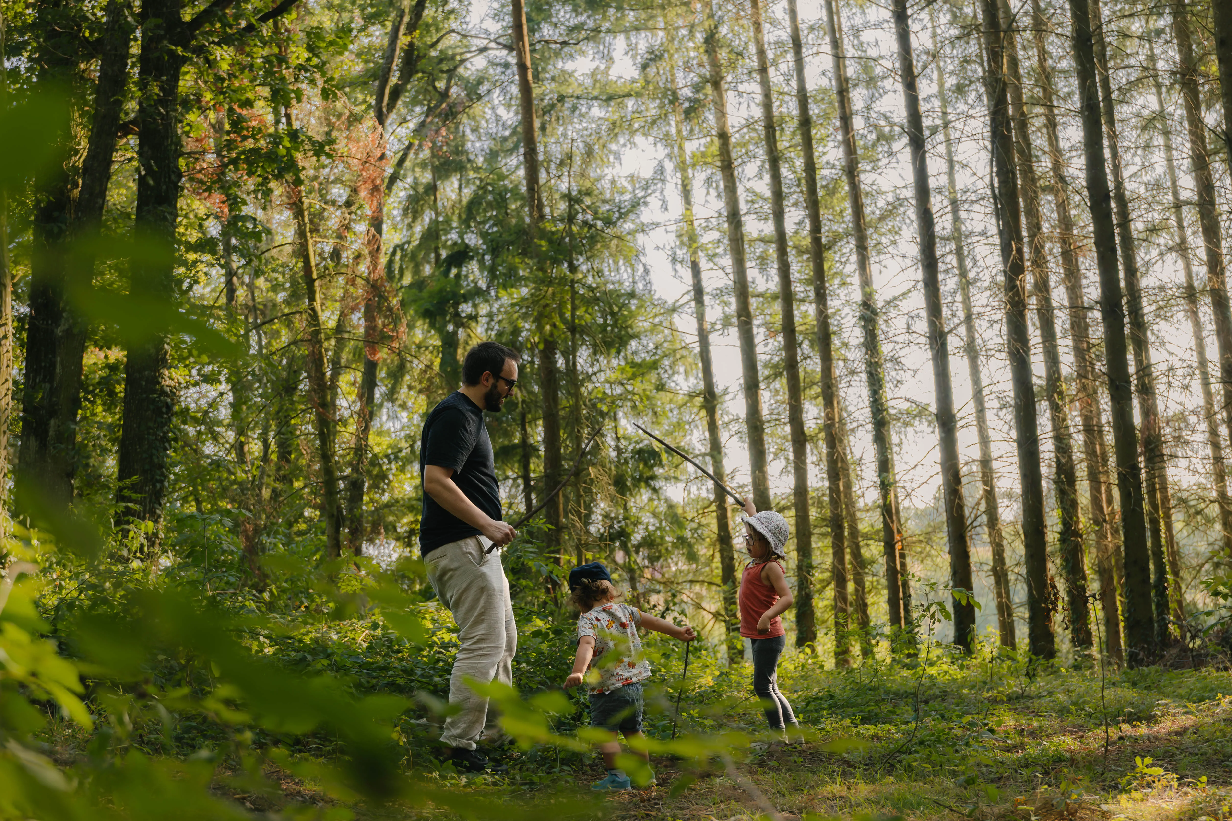 photo famille dans la forêt