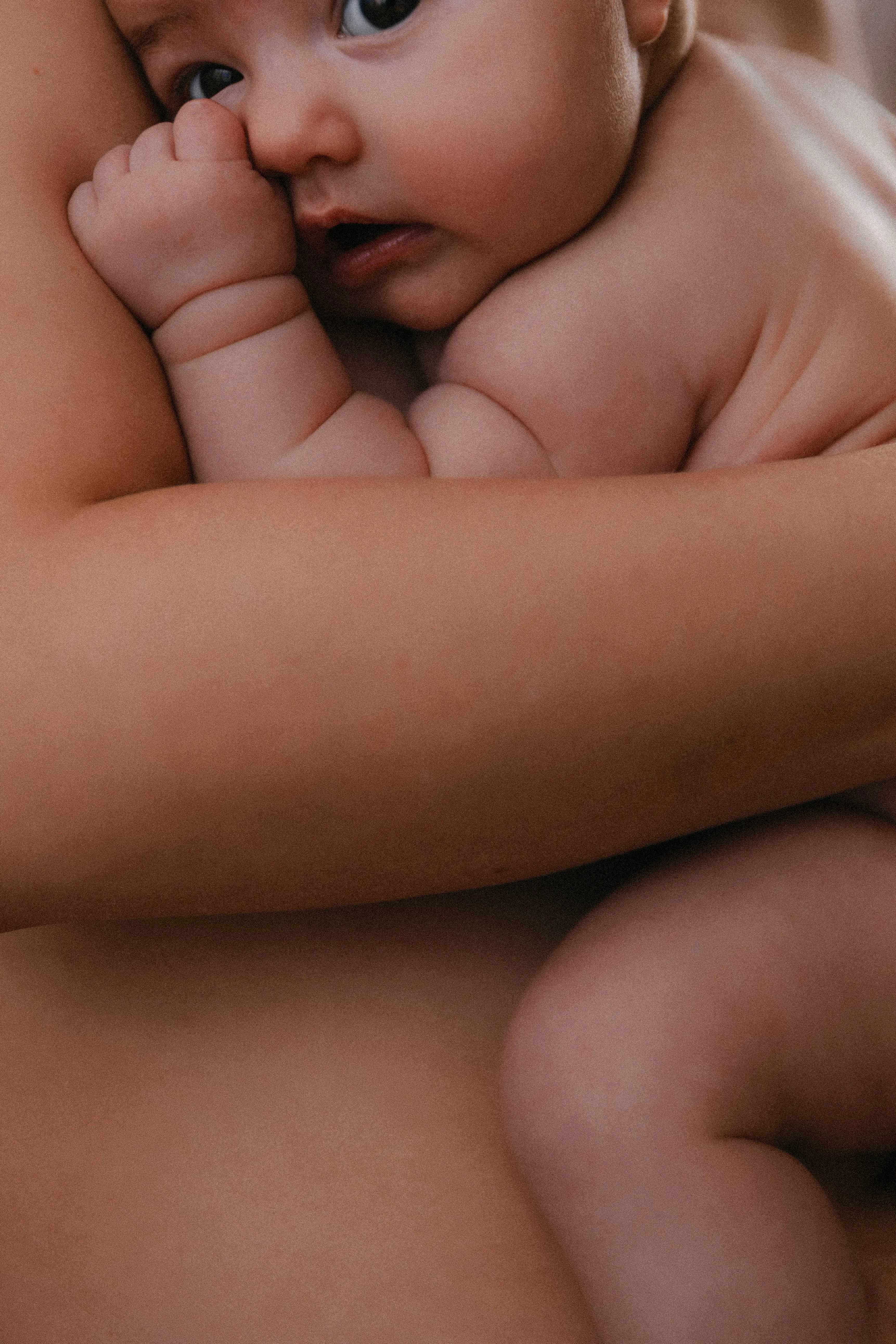 photo d'une mère et son bébé en peau à peau