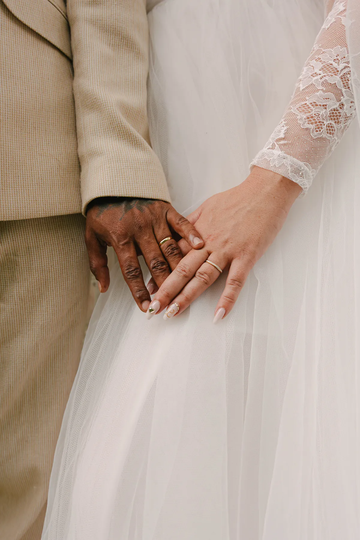 mains-mariés-alliances