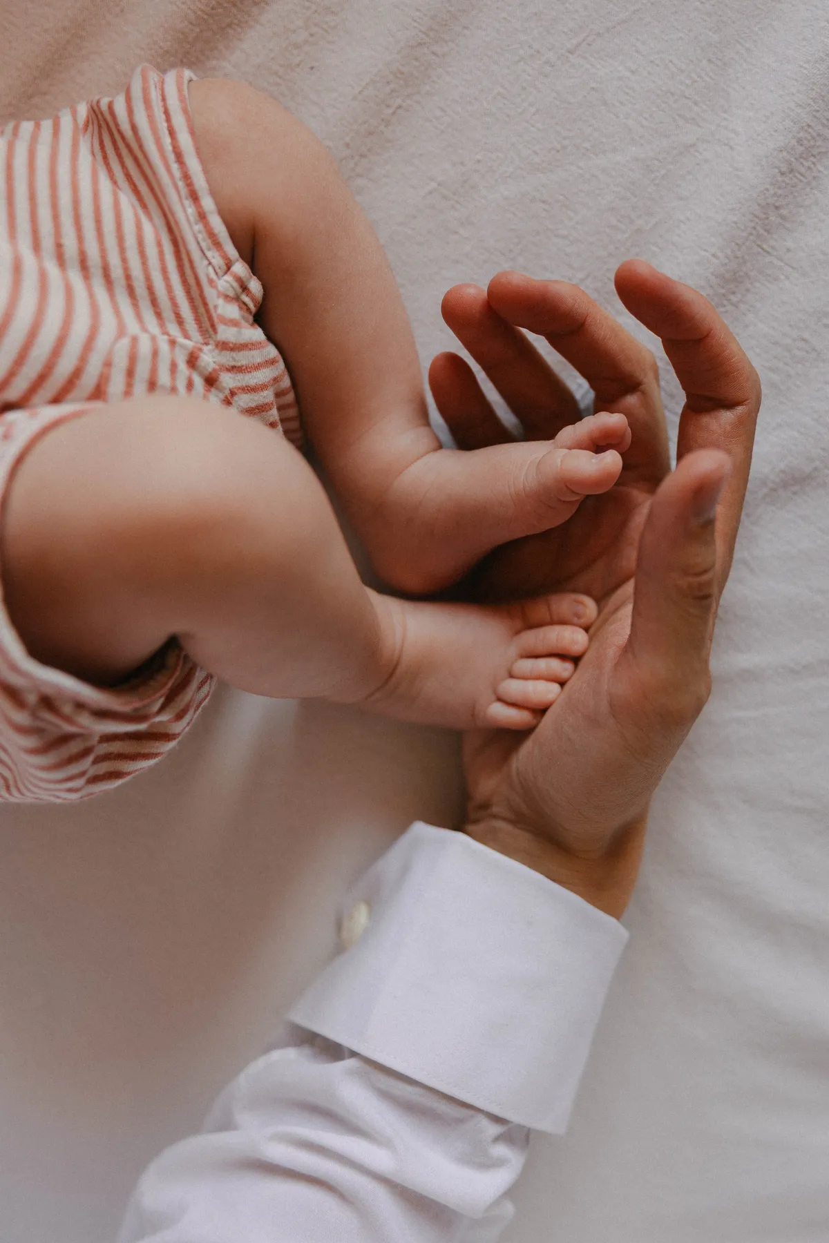 pieds-mains-bébé-parent