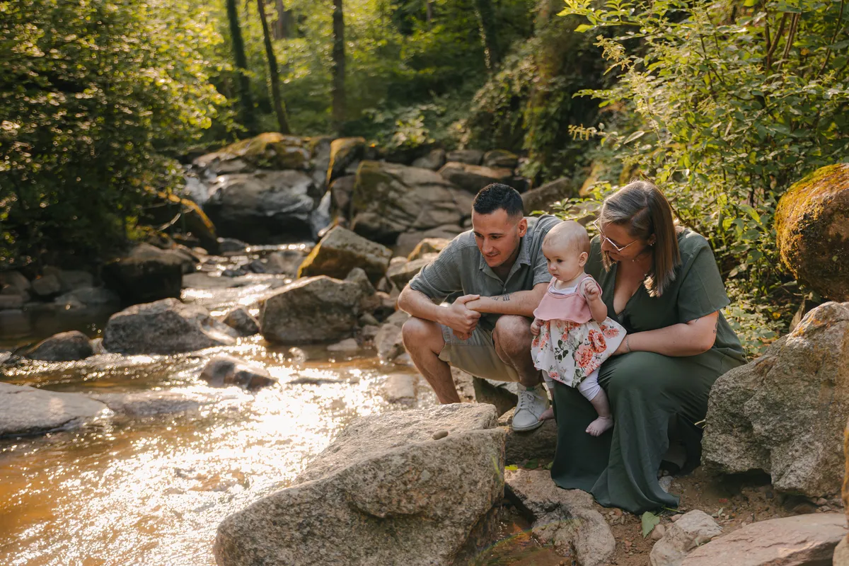 parents-enfant-rivière