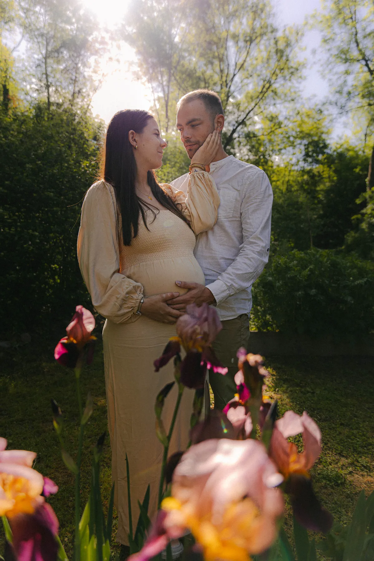 couple-grossesse-fleurs